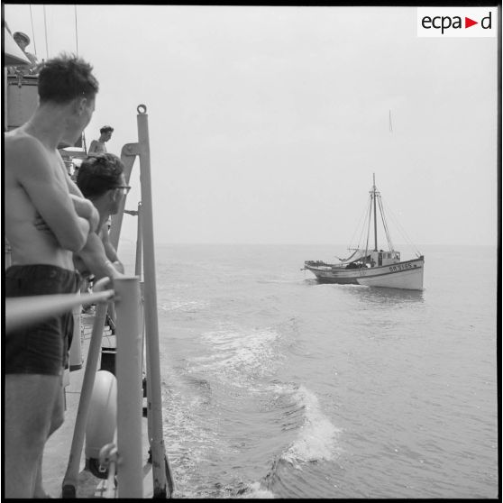 Un bateau de pêche à l'approche du patrouilleur côtier La Pique.