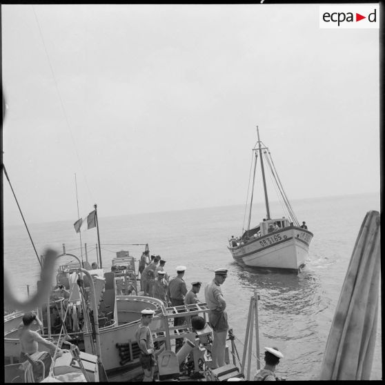 Un bateau de pêche à l'approche du patrouilleur côtier La Pique.