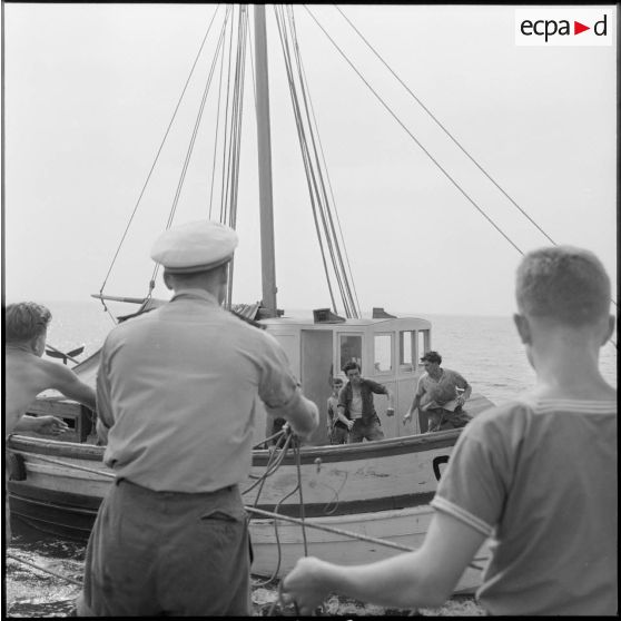 Un bateau de pêche à l'approche du patrouilleur côtier La Pique.