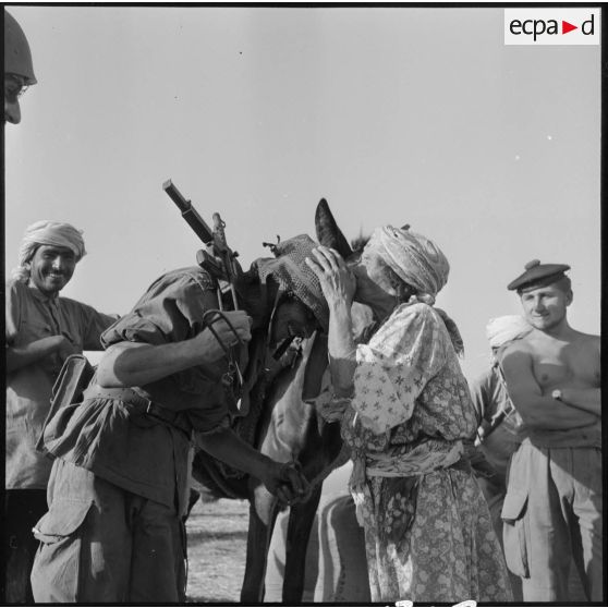 Une villageoise remerciant les fusiliers-marins du 2e bataillon de la 1re demi-brigade de fusiliers-marins (DBFM) de leur aide.