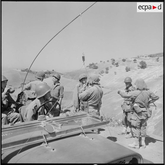 Halte des fusiliers-marins du 2e bataillon de la 1re demi-brigade de fusiliers-marins (DBFM) au djebel Zendal.