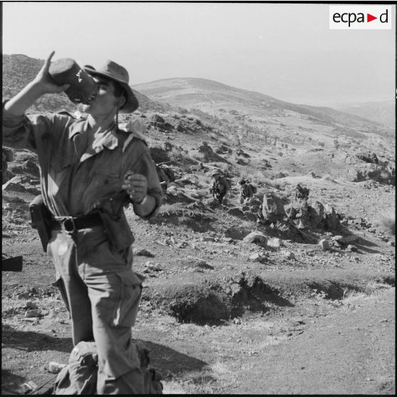 Un chasseur alpin se désaltèrant dans les monts du Djurdjura.