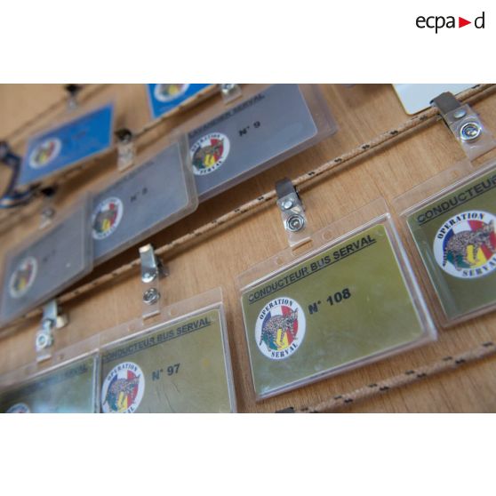 Badges et laisser-passer au poste de sécurité du camp de Bamako, au Mali.