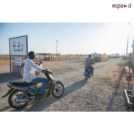 Des employés civils se dirigent vers le poste de sécurité au terme de leur journée sur le camp de Bamako, au Mali.