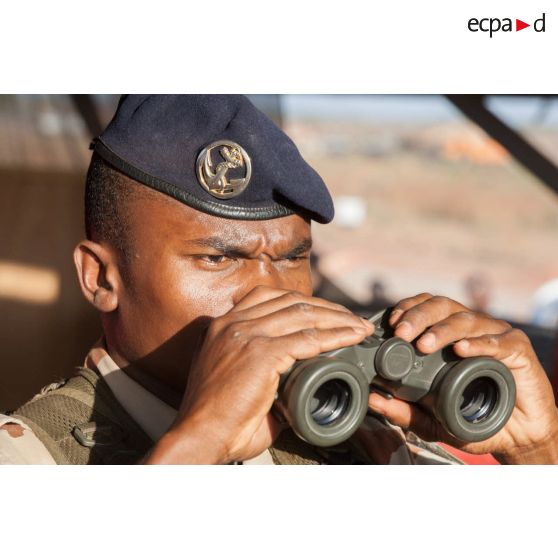 Un bigor du 3e régiment d'artillerie de marine (3e RAMa) surveille le périmètre au poste de sécurité du camp de Bamako, au Mali.