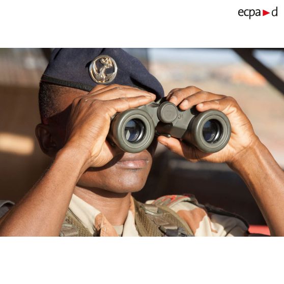 Un bigor du 3e régiment d'artillerie de marine (3e RAMa) surveille le périmètre au poste de sécurité du camp de Bamako, au Mali.