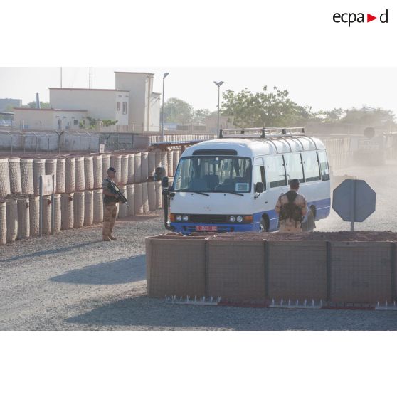 Des bigors du 3e régiment d'artillerie de marine (3e RAMa) encadrent l'arrivée d'un autobus au poste de sécurité du camp de Bamako, au Mali.