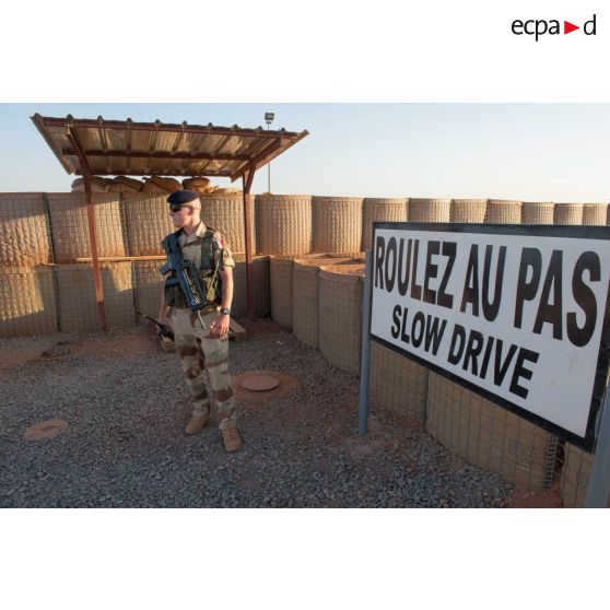 Un bigor du 3e régiment d'artillerie de marine (3e RAMa) assure la garde du poste de sécurité du camp de Bamako, au Mali.