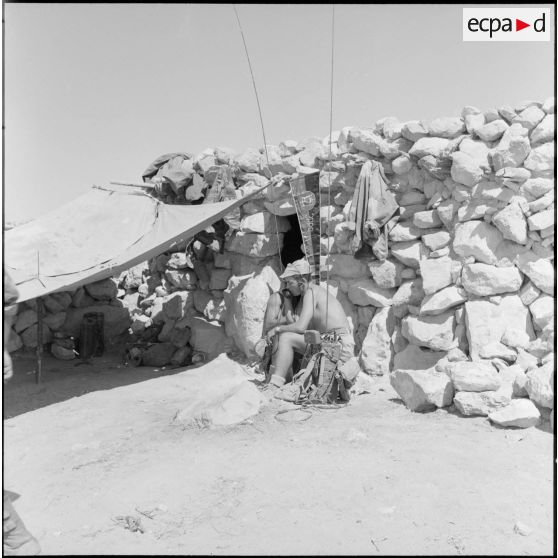 Un soldat du 3e régiment de parachutistes coloniaux (RPC) en liaison radio.