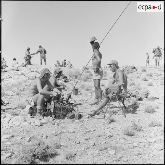 Des soldats du 3e régiment de parachutistes coloniaux (RPC) aux transmissions.