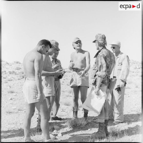 Le lieutenant-colonel Bigeard du 3e régiment de parachutistes coloniaux (RPC) en conversation avec des pilotes d'hélicoptères.