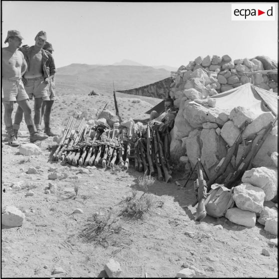 Récupération d'armes lors d'une opération héliportée dans les monts des Nemenchas.