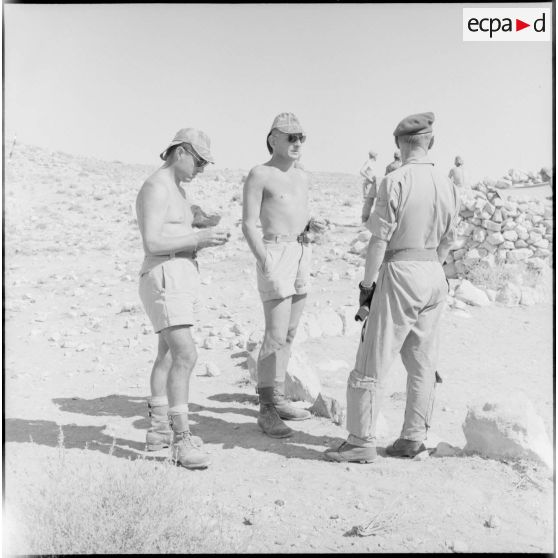 Le lieutenant-colonel Bigeard en conversation avec des éléments du 3e régiment de parachutistes coloniaux (RPC).