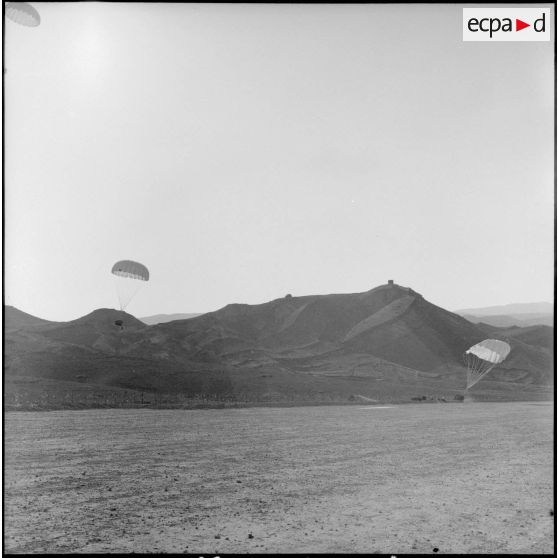 Parachutage de vivres dans les monts des Nemenchas.