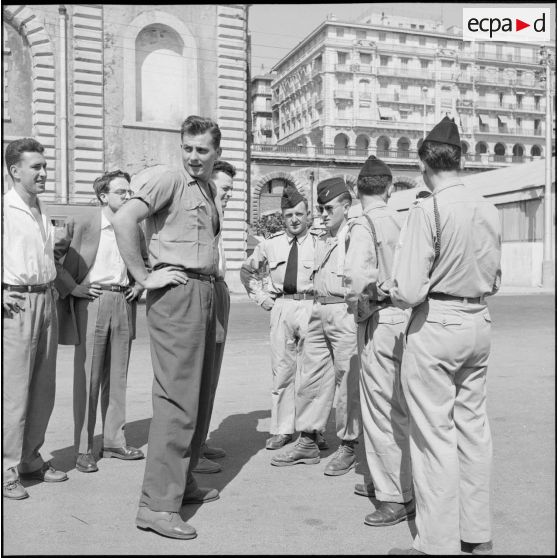 Accueil de soldats du 3e bataillon du 2e régiment d'infanterie (RI) par des étudiants d'Alger.