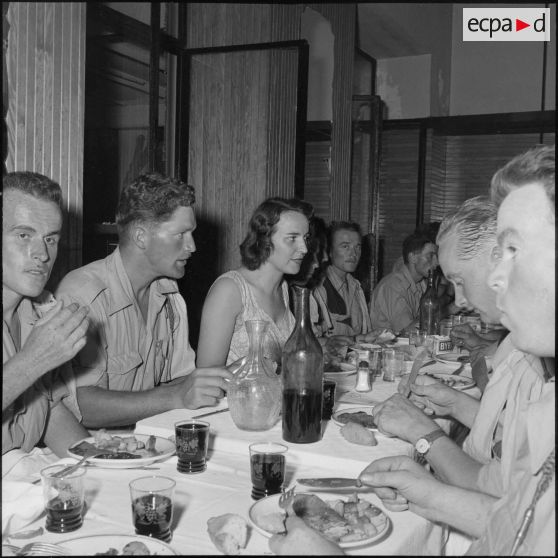 Repas des étudiants d'Alger et des rappelés du 3e bataillon du 2e régiment d'infanterie (RI).