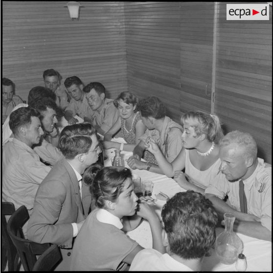 Repas des étudiants d'Alger et des rappelés du 3e bataillon du 2e régiment d'infanterie (RI).