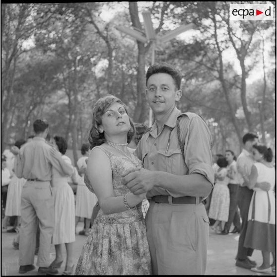 Une étudiante d'Alger et un soldat du 3e bataillon du 2e régiment d'infanterie (RI) dansant ensemble.