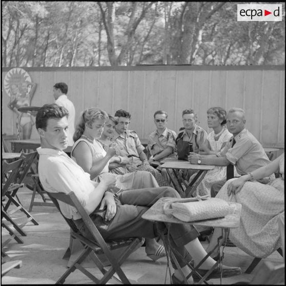 Des étudiants d'Alger et des soldats du 3e bataillon du 2e régiment d'infanterie (RI) à la terrasse d'un restaurant.