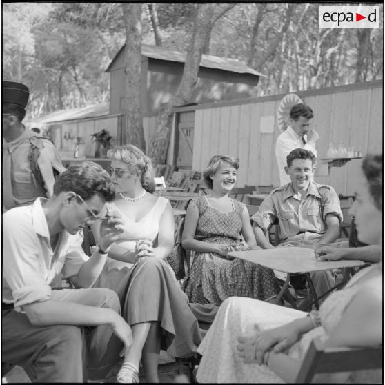 Des étudiants d'Alger et des soldats du 3e bataillon du 2e régiment d'infanterie (RI) à la terrasse d'un restaurant.