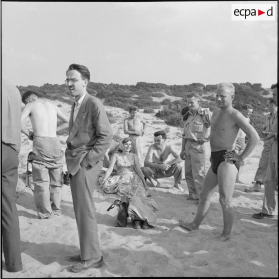 Des étudiants d'Alger et des rappelés du 3e bataillon du 2e régiment d'infanterie (RI) se préparant pour une baignade.