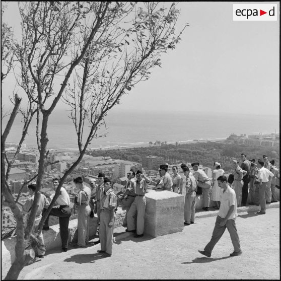 Des étudiants d'Alger et des rappelés du 3e bataillon du 2e régiment d'infanterie (RI)admirant la vue sur la cité de Diar-el-Mahçoul.