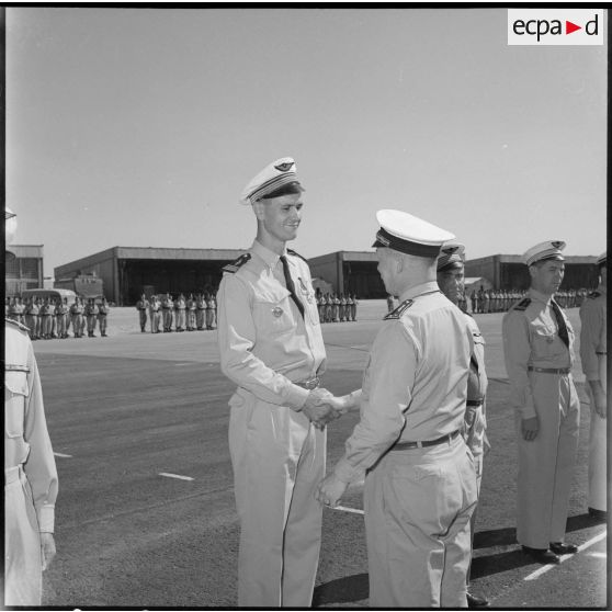 Remise de décoration au commandant De Mestre.