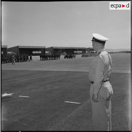 Le général de Maricourt assistant au défilé des troupes de l'infanterie de l'air.