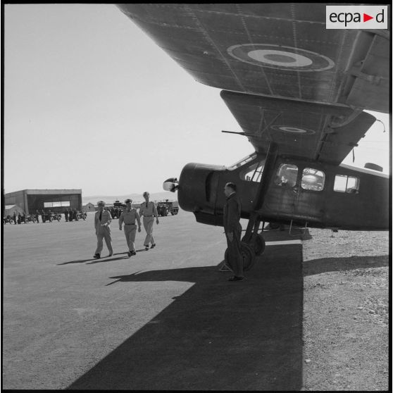 Revue du personnel navigant à la base aérienne de Telergma.