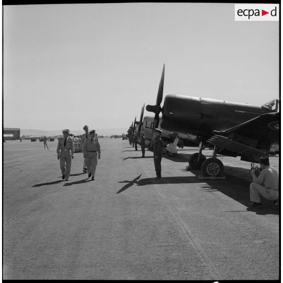 Revue du personnel navigant par le général de Maricourt à la base aérienne de Telergma.