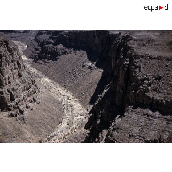 Oued du Tassili débouchant à Amguid, vue avion. [légende d'origine]