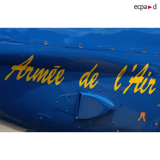 Lors du meeting aérien de l'ALAT au Luc en Provence, gros plan sur le capot moteur d'un avion d'entraînement Socata TB-30 Epsilon C/N 90.