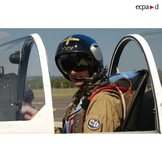 Lors du meeting aérien de l'ALAT au Luc en Provence, le pilote baptisé "Brutus" coiffé de son casque à bord d'un avion d'entraînement Socata TB-30 Epsilon C/N 90.