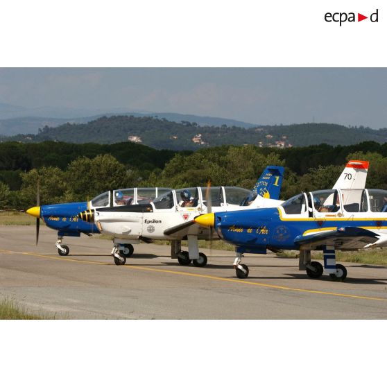 Lors du meeting aérien de l'ALAT au Luc en Provence, trois avions d'entraînement Socata TB-30 Epsilon C/N 90 s'apprêtent à décoller.