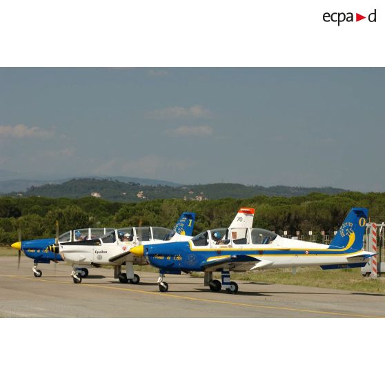 Lors du meeting aérien de l'ALAT au Luc en Provence, trois avions d'entraînement Socata TB-30 Epsilon C/N 90.