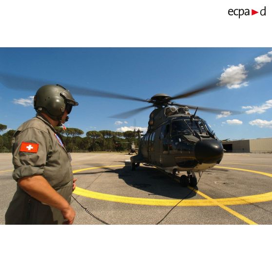 Lors du meeting aérien de l'ALAT au Luc en Provence, peu avant le décollage du Super Puma SA-330 de l'armé de l'air suisse.