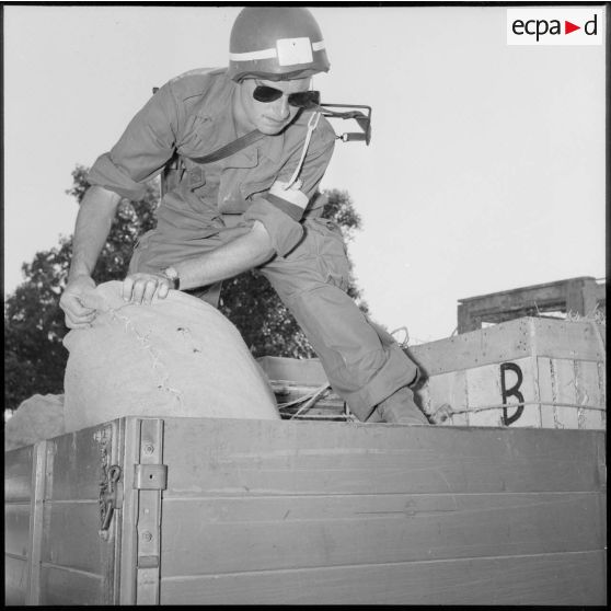 Contrôle d'un chargement de camion par un soldat de la CCR.