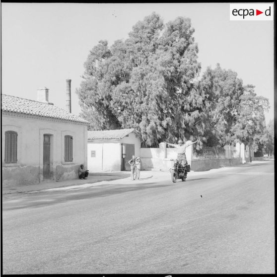 Un soldat de la 279e compagnie de circulation routière (CCR) conduisant une motocyclette sans les mains.