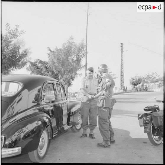 Le capitaine Anguille saluant un élément de la 279e compagnie de circulation routière (CCR).