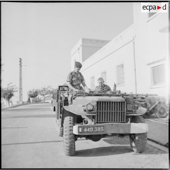 Le maréchal des logis Crouzet  et le soldat Combret de la 279e compagnie de circulation routière (CCR) à bord d'un véhicule Dodge T223 WC 62.