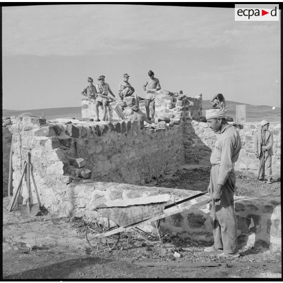 Construction d'une tour de guêt par des éléments du 18e régiment de chasseurs parachutistes (RCP).