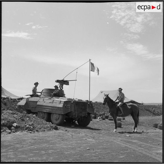 Des éléments du 4e RChC à cheval et à bord d'un char AM M8.