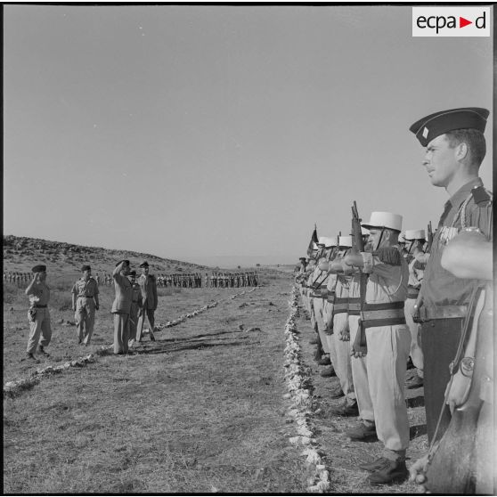 Le général Réthoré saluant des troupes de légionnaires.