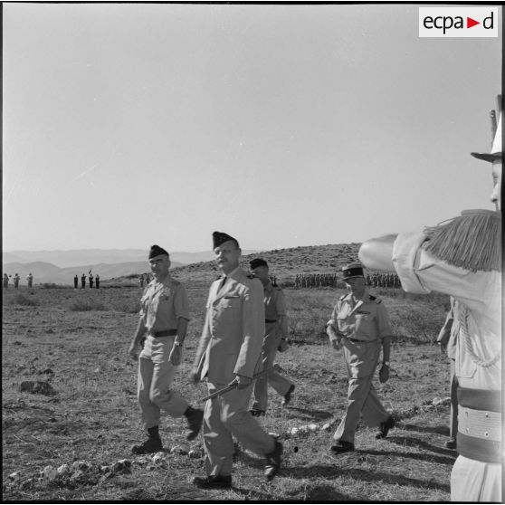 Revue des troupes de légionnaires par le général Réthoré lors de la remise de l'étendard au 24e régiment d'artillerie (RA).