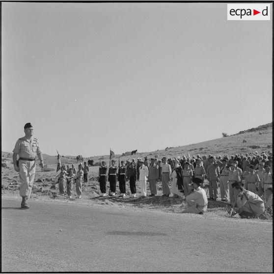 Le défilé des troupes lors de la cérémonie de remise de l'étendard du 24e régiment d'artillerie (RA).