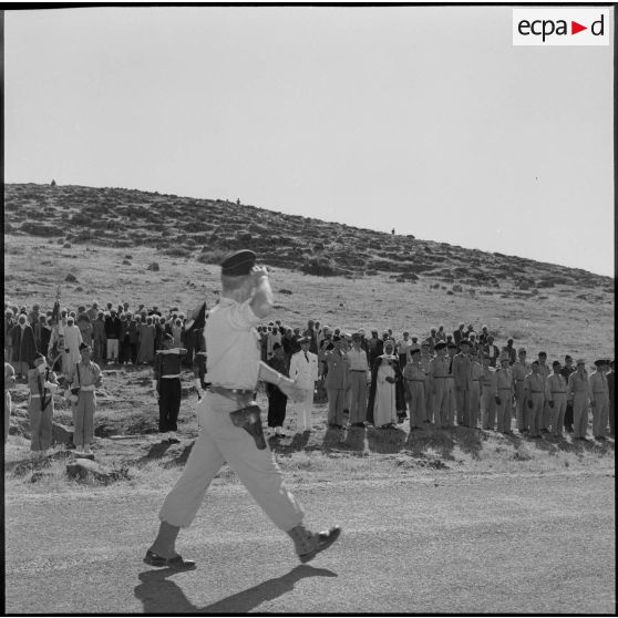 Un officier du 24e régiment d'artillerie (RA) saluant les autorités civiles et militaires lors du défilé.