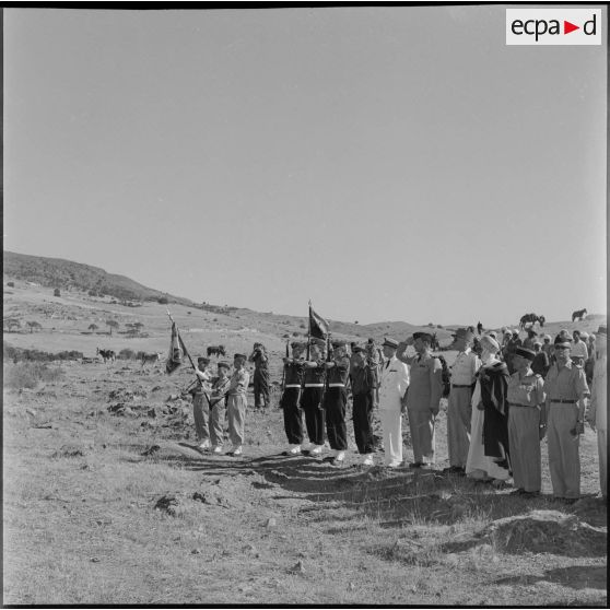 Les autorités civiles et militaires assistant au défilé des troupes lors de la cérémonie de remise de l'étendard du 24e régiment d'artillerie (RA).