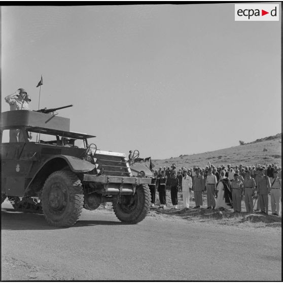 Le défilé des véhicules blindés Half-track lors de la remise de l'étendard du 24e régiment d'artillerie (RA) dans la région de Tlemcen.