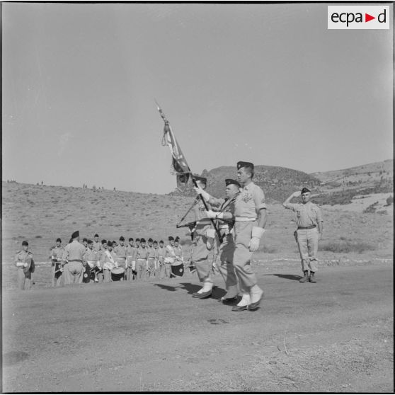 Défilé de l'étendard du 24e régiment d'artillerie (RA) et de sa garde.