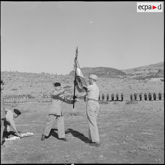 Le général Réthoré prenant l'étendard du 24e RA des mains du commandant de la 1re batterie du régiment.